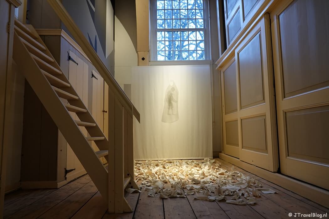 Kunstwerk Look down van Essam Zaki in Museum van de Geest in Haarlem