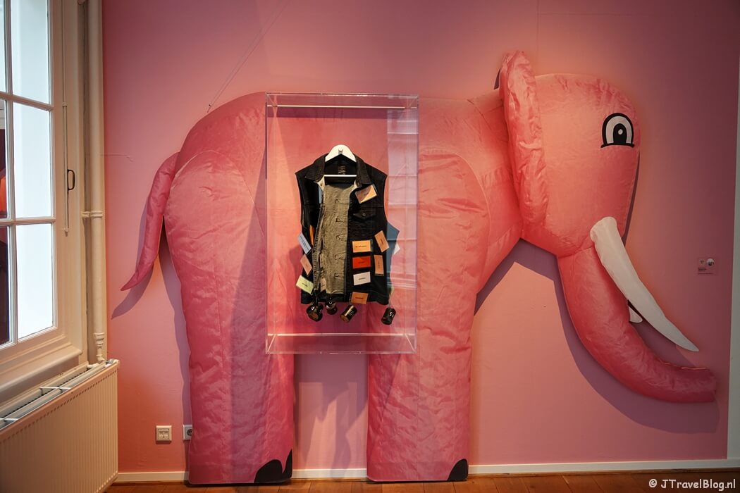 Kunstwerk Roze olifant en de stigmajas van Ahmet Turkmen in Museum van de Geest in Haarlem
