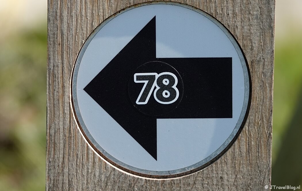 Routepijl tijdens mijn wandeling van de Olmenhorstroute van Wandelnetwerk Noord-Holland