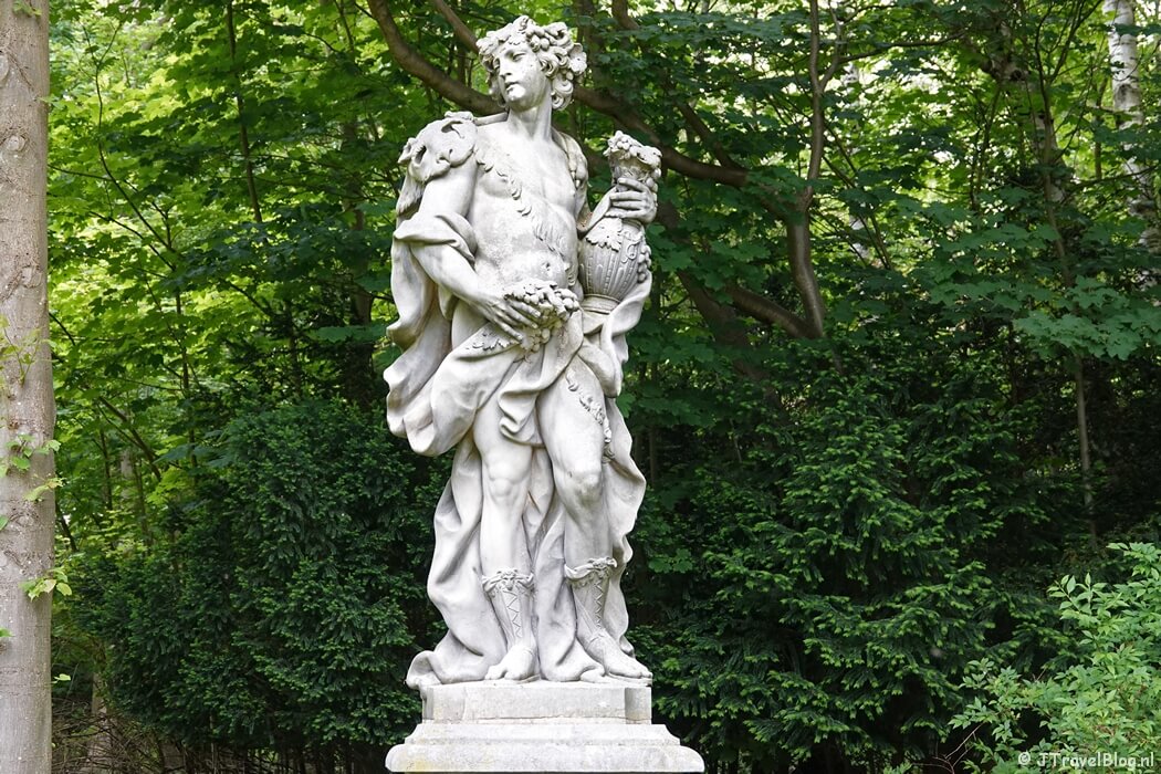 Beeld van de god Bachus tijdens de rondleiding over Buitenplaats Huis te Manpad in Heemstede