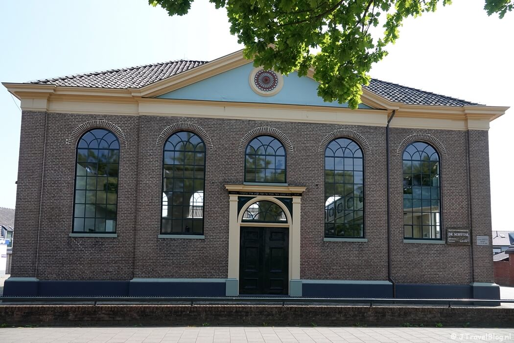 De synagoge in Hoogeveen tijdens de 24e etappe van het Westerborkpad