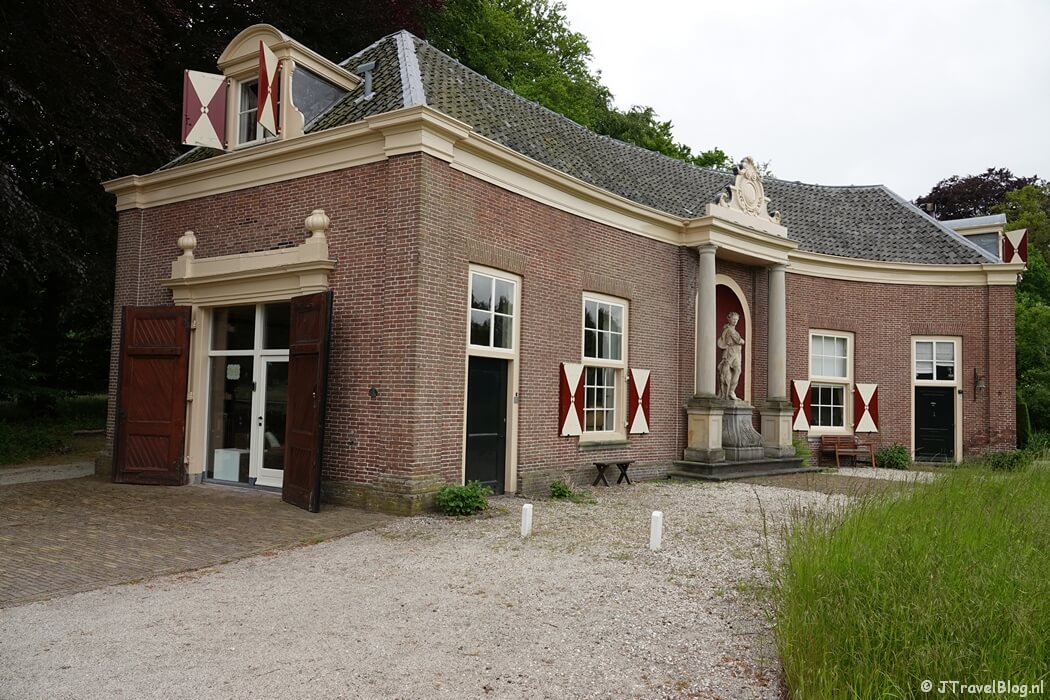 Het koetshuis tijdens de rondleiding over Buitenplaats Huis te Manpad in Heemstede