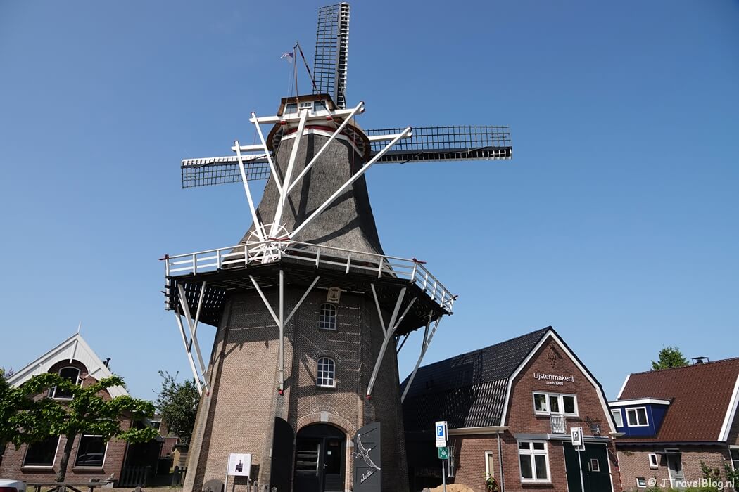 Korenmolen De Zwaluw in Hoogeveen tijdens de 24e etappe van het Westerborkpad