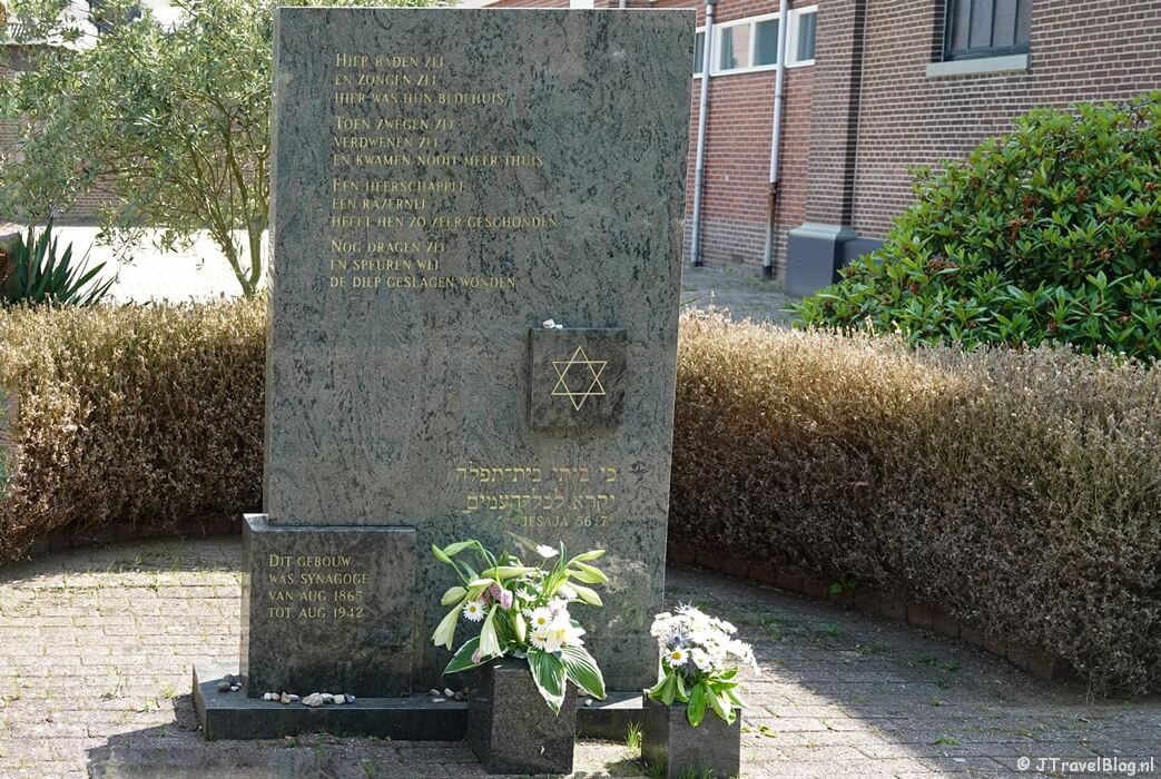Monument voor de Synagoge in Hoogeveen tijdens de 24e etappe van het Westerborkpad