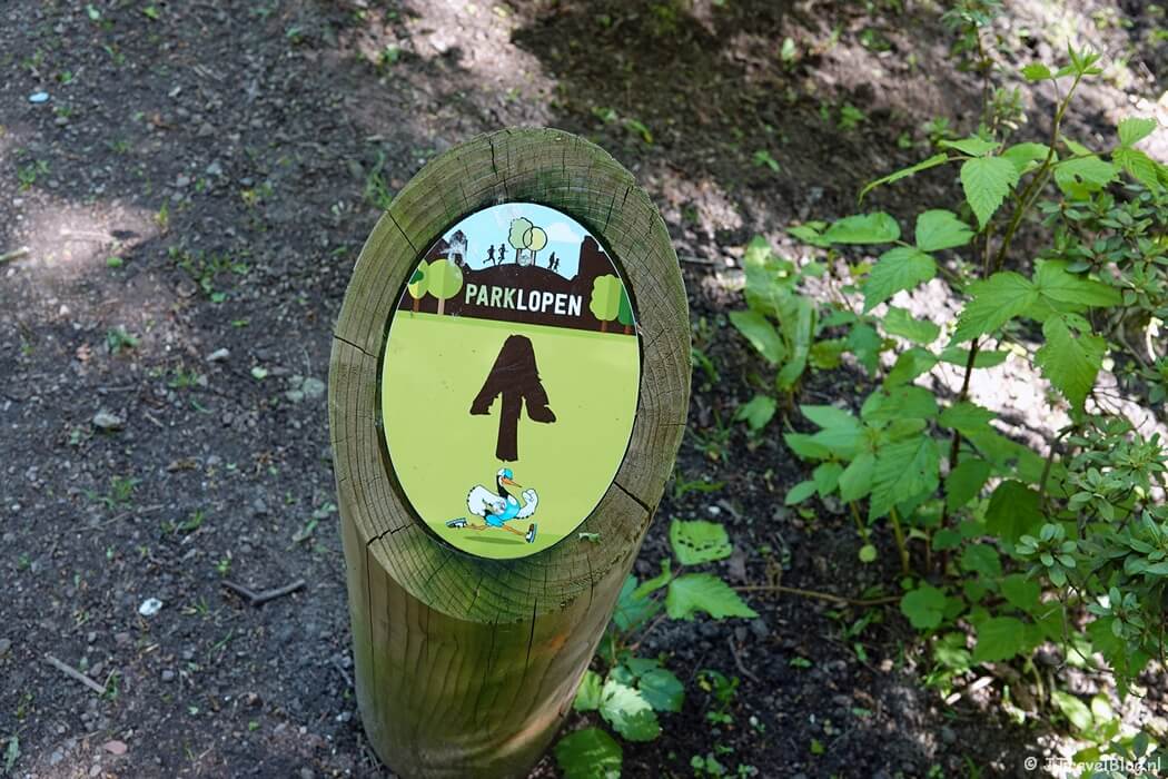Routepaaltje tijdens Parklopen over Landgoed Clingendael in Den Haag