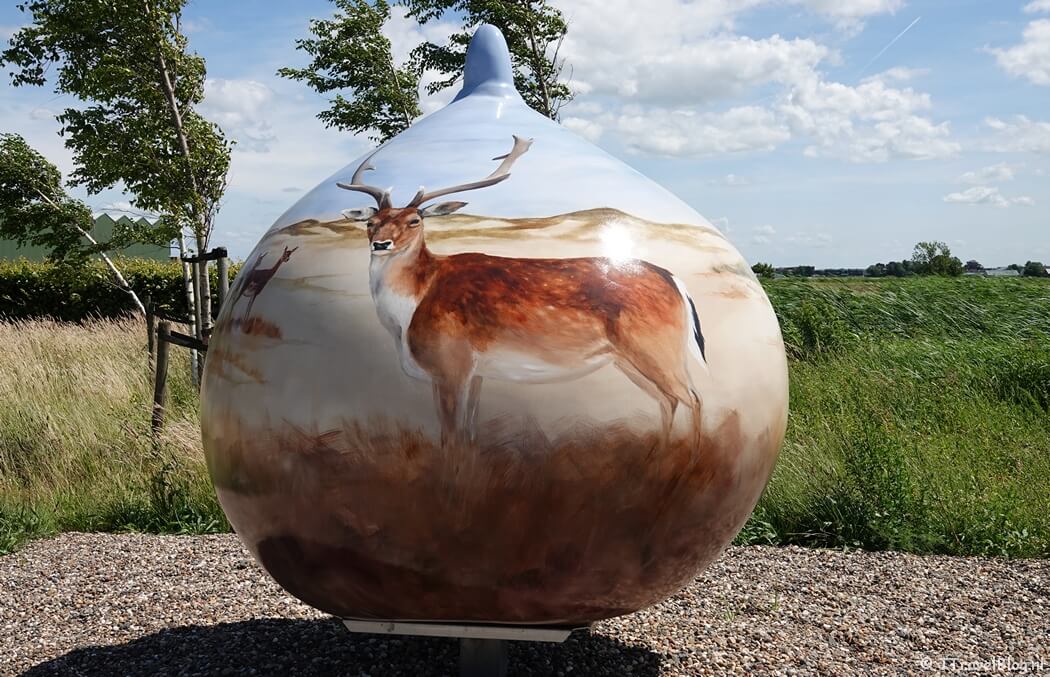 Reuzenbol Bij de hertjes in Hillegom tijdens mijn fietstocht langs de reuzenbollen in Hillegom en Lisse
