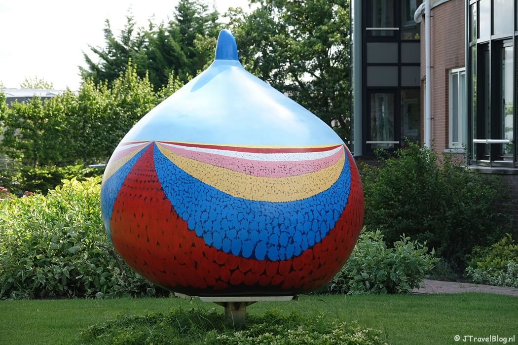 Reuzenbol De eeuwige bollenvelden in Lisse tijdens mijn fietstocht langs de reuzenbollen in Hillegom en Lisse