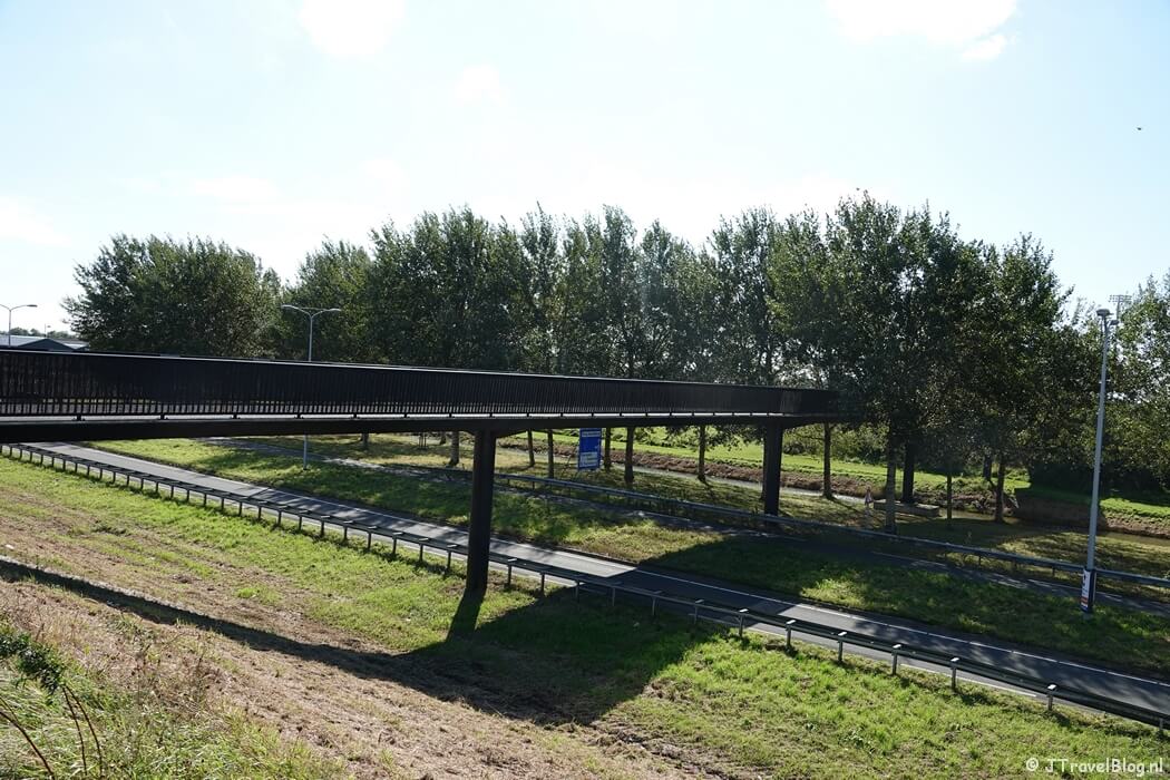 Brug over de Nieuwe Bennebroekerweg tijdens mijn wandeling van de Pioniersroute van Wandelnetwerk Noord-Holland
