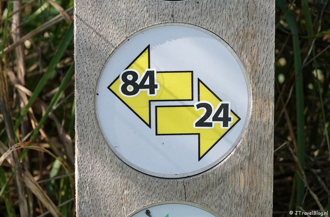 Gele routepijl tijdens mijn wandeling van de Pioniersroute van Wandelnetwerk Noord-Holland