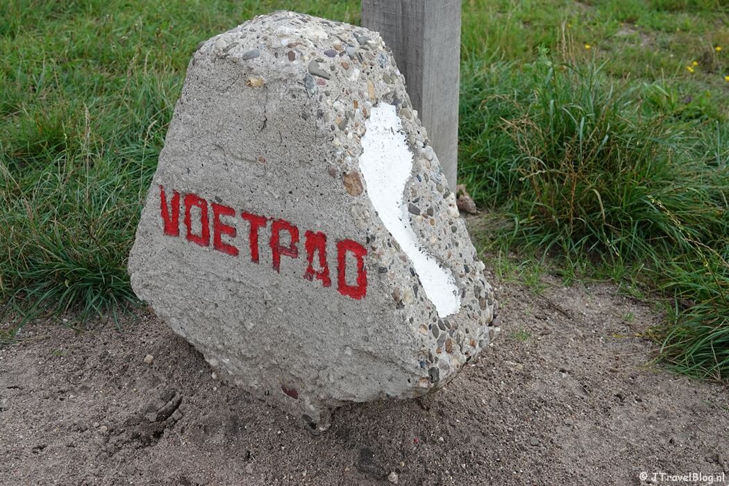 Markering van het Voetstappenpad tijdens de 2e etappe van het Voetstappenpad