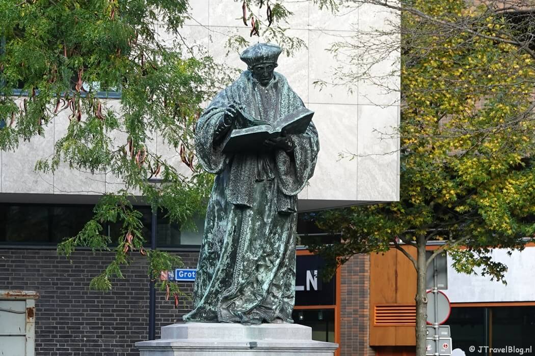 Beeld van Erasmus tijdens mijn Food, Fashion & Design wandeling in Rotterdam