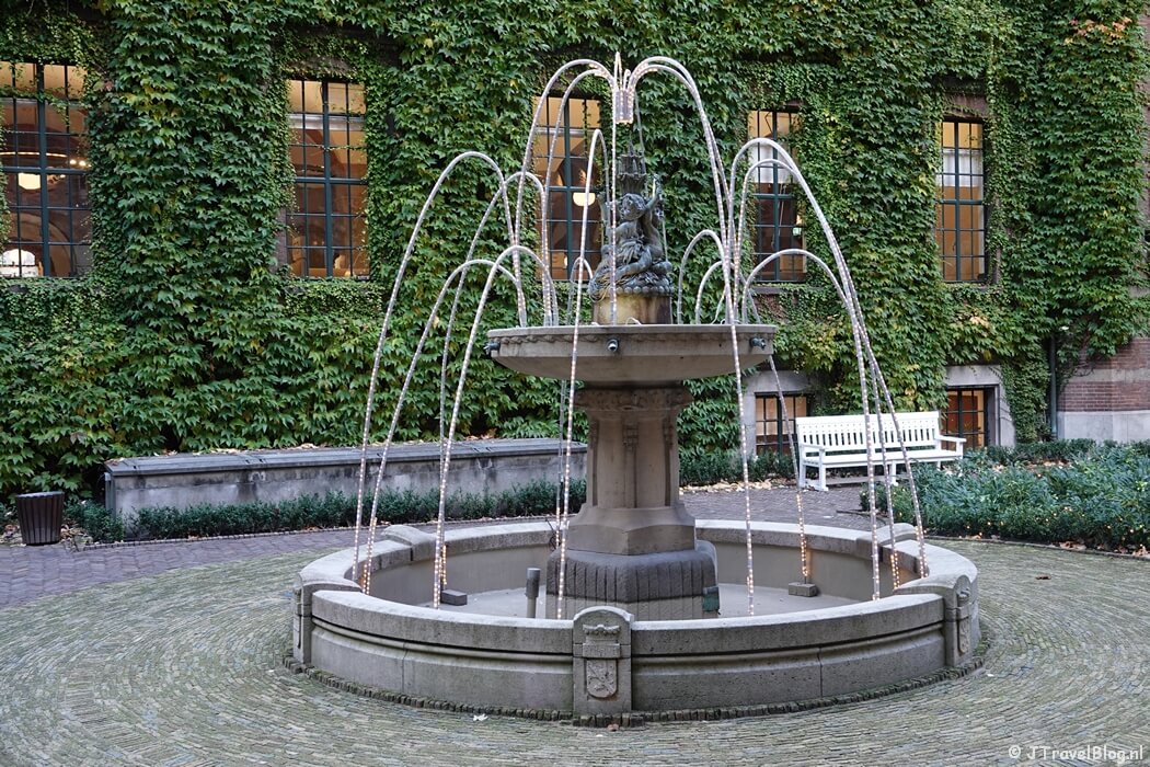 Fontein op het binnenplein van het stadhuis tijdens mijn Food, Fashion & Design wandeling in Rotterdam