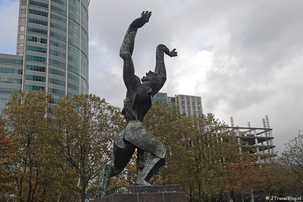 Monument 'De Verwoeste Stad' van Zadkine tijdens mijn Food, Fashion & Design wandeling in Rotterdam
