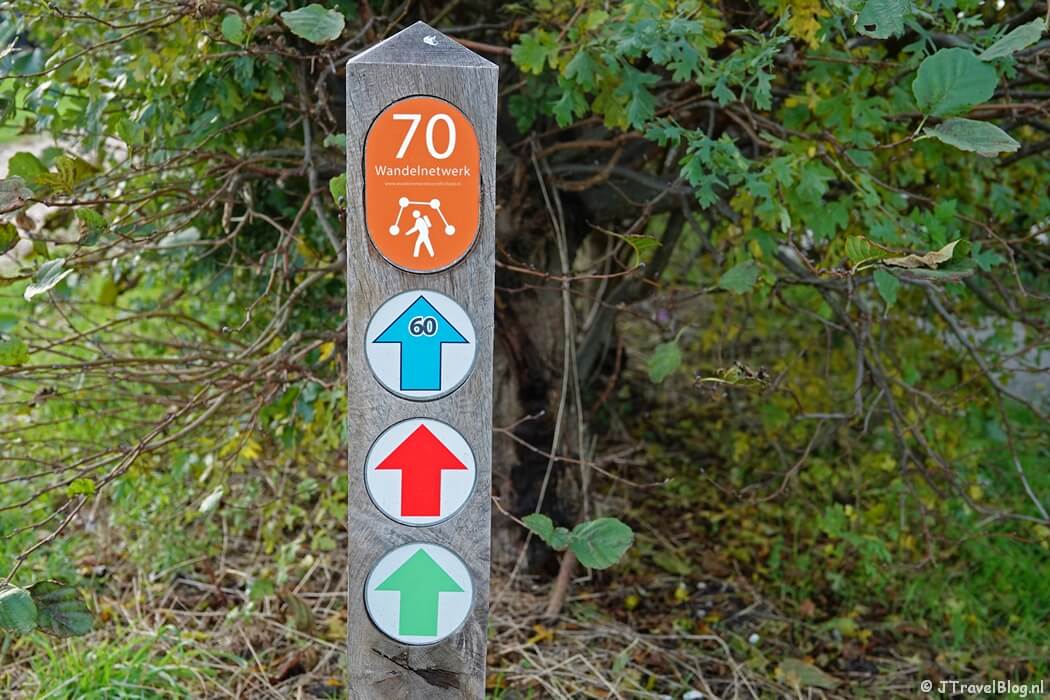 Routepaaltje 70 tijdens mijn wandeling langs de Toolenburgerplas en door PARK21 van Wandelnetwerk Noord-Holland