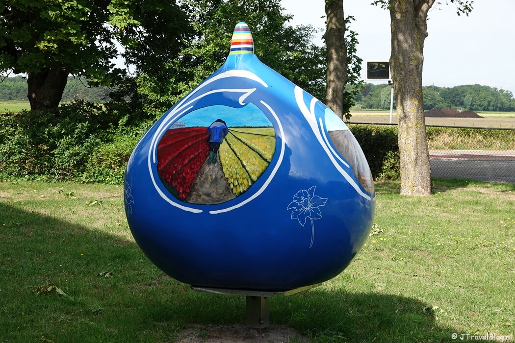 Fotoblog met blauwe foto's: Reuzenbol in de Bollenstreek