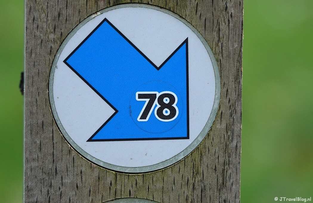 Fotoblog met blauwe foto's: Routepijl van een wandeling van Wandelnetwerk Noord-Holland