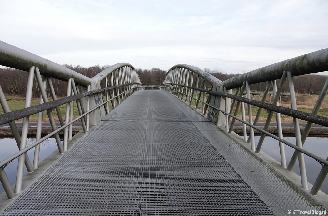 Fiets-voetbrug over de Weespertrekvaart tijdens mijn wandeling van de 1e etappe van de oudste wandelroute van Nederland van Station Amsterdam-Muiderpoort naar Driemond