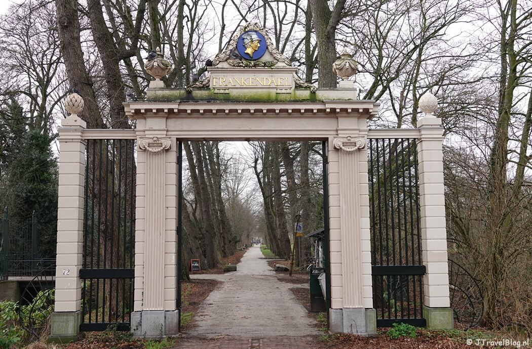 De ingang van Park Frankendael in Amsterdam tijdens mijn wandeling van de 1e etappe van de oudste wandelroute van Nederland van Station Amsterdam-Muiderpoort naar Driemond