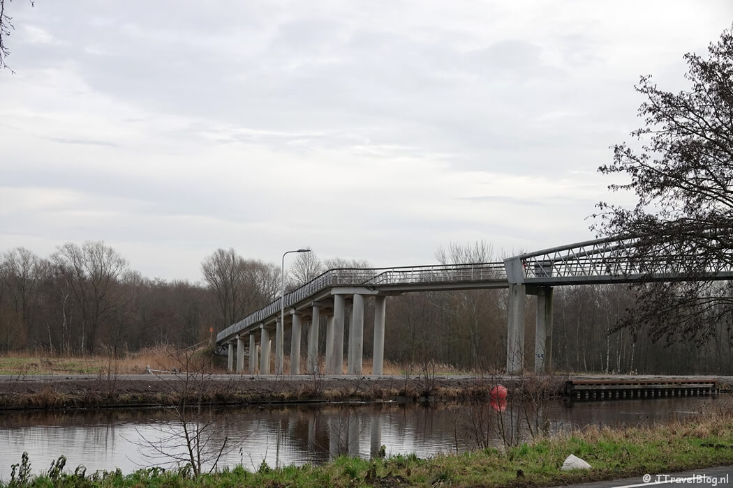 Fiets-voetbrug over de Weespertrekvaart tijdens mijn wandeling van de 1e etappe van de oudste wandelroute van Nederland van Station Amsterdam-Muiderpoort naar Driemond