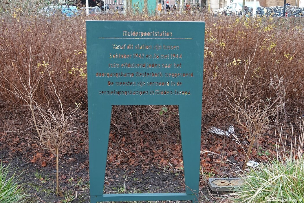 Monument bij Station Muiderpoort in Amsterdam tijdens mijn wandeling van de 1e etappe van de oudste wandelroute van Nederland van Station Amsterdam-Muiderpoort naar Driemond