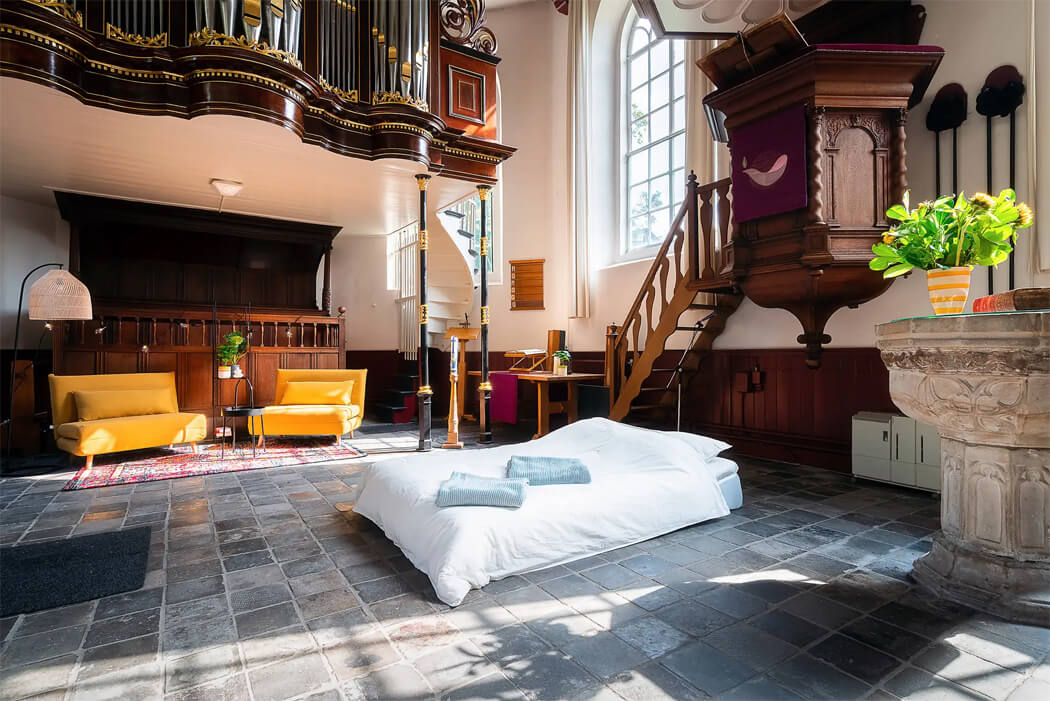 Bijzonder overnachten in een kerk: Kerk in Oosterwolde โ Friesland
