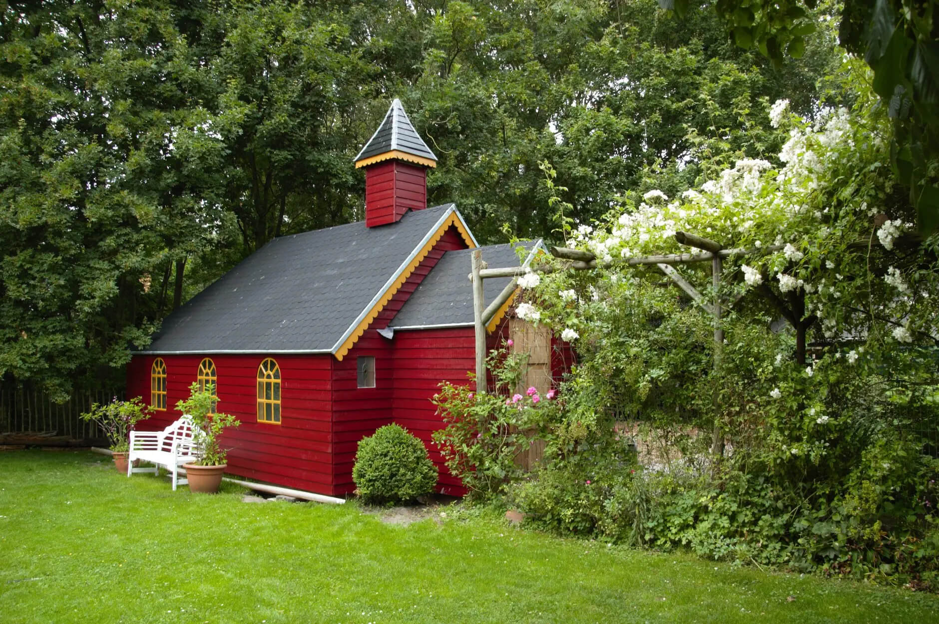 Bijzonder overnachten in een kerk: Rode kapel in Easterein (Oosterend) โ Friesland