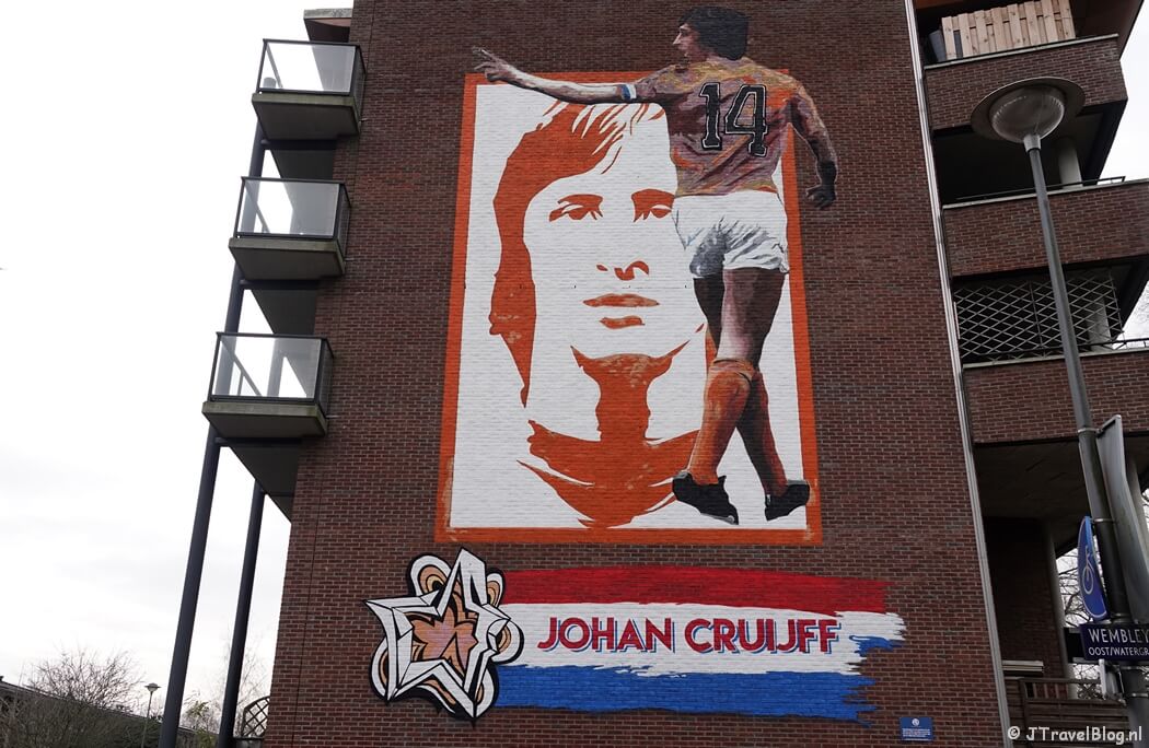 Street art werk van Johan Cruijff in Amsterdam tijdens mijn wandeling van de 1e etappe van de oudste wandelroute van Nederland van Station Amsterdam-Muiderpoort naar Driemond