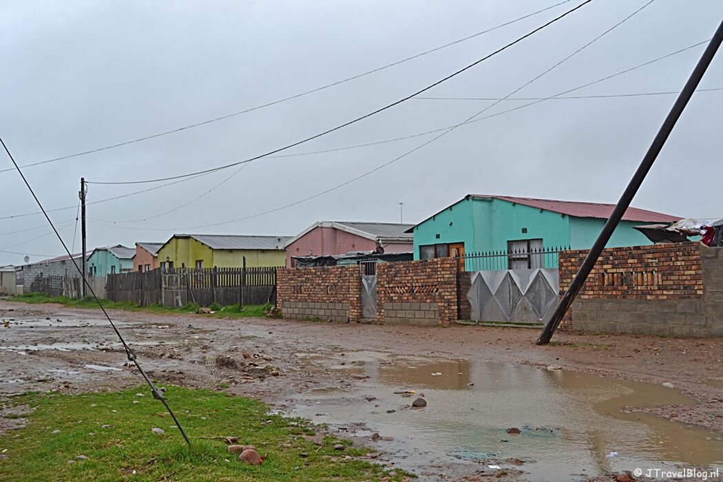 Regen in de township van Port Elizabeth in Zuid-Afrika