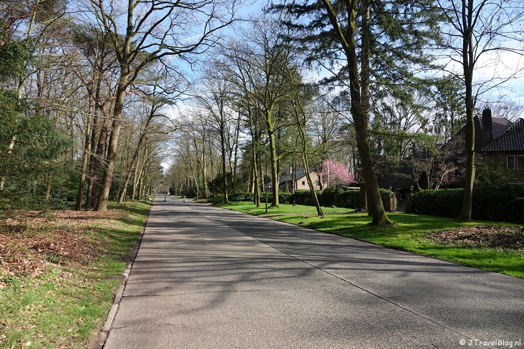 Bachlaan in Hilversum tijdens mijn wandeling van de 3e etappe van de oudste wandelroute van Nederland van Nederhorst den Berg naar Hilversum
