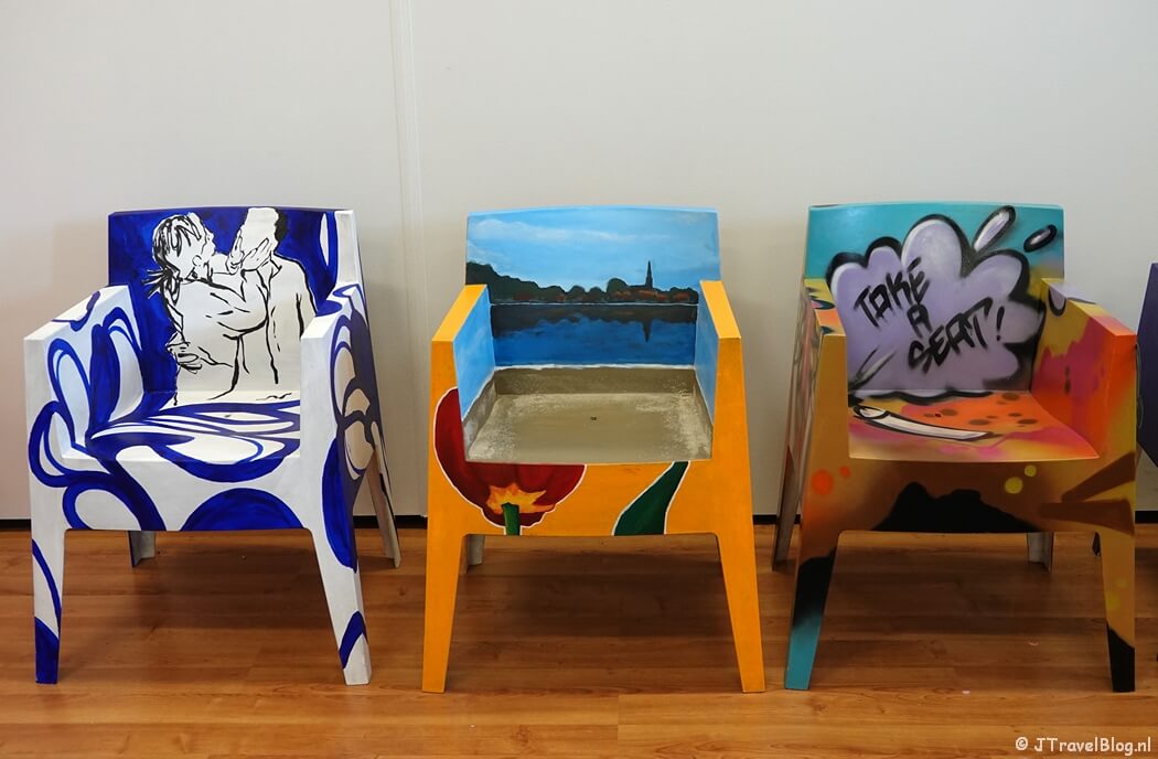 Beschilderde stoelen in het Flower Art Museum in Aalsmeer