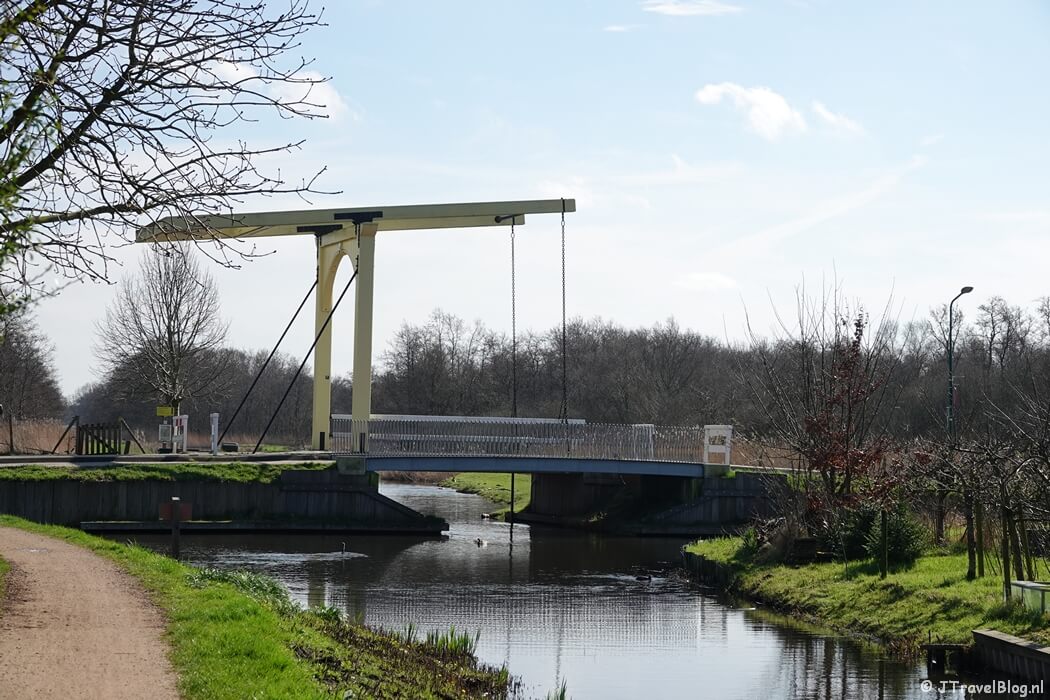 Een brug tijdens mijn wandeling van de 3e etappe van de oudste wandelroute van Nederland van Nederhorst den Berg naar Hilversum