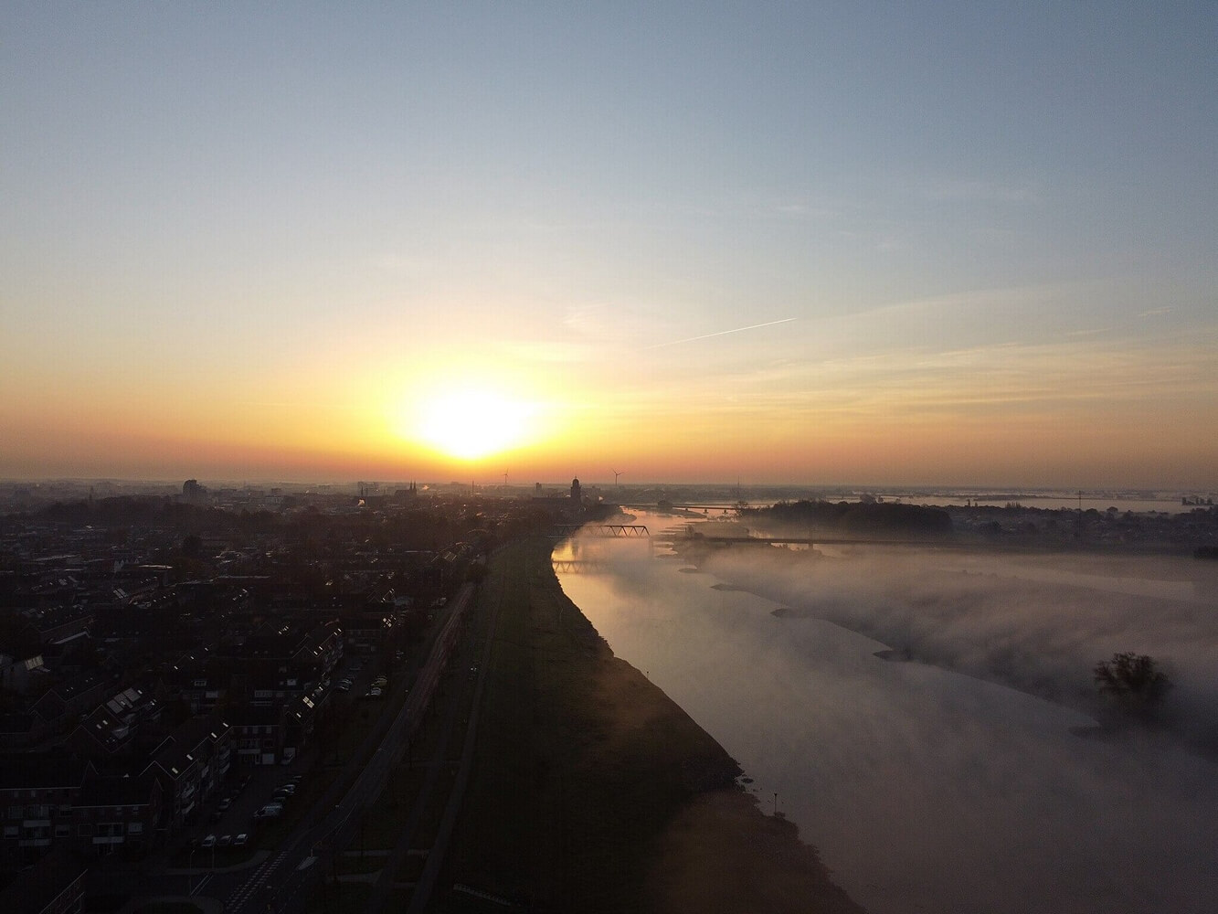 Deventer / Foto: https://commons.wikimedia.org/wiki/File:Deventer_-_Ijssel_-_morning_with_mist_-_8_nov_2020_-_DJI_mavic_mini_drone_-_aerial_imagery_-_break_of_the_day_-_10.jpeg