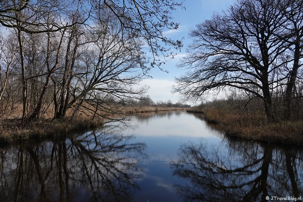 Een doorkijkje tijdens mijn wandeling van de 3e etappe van de oudste wandelroute van Nederland van Nederhorst den Berg naar Hilversum