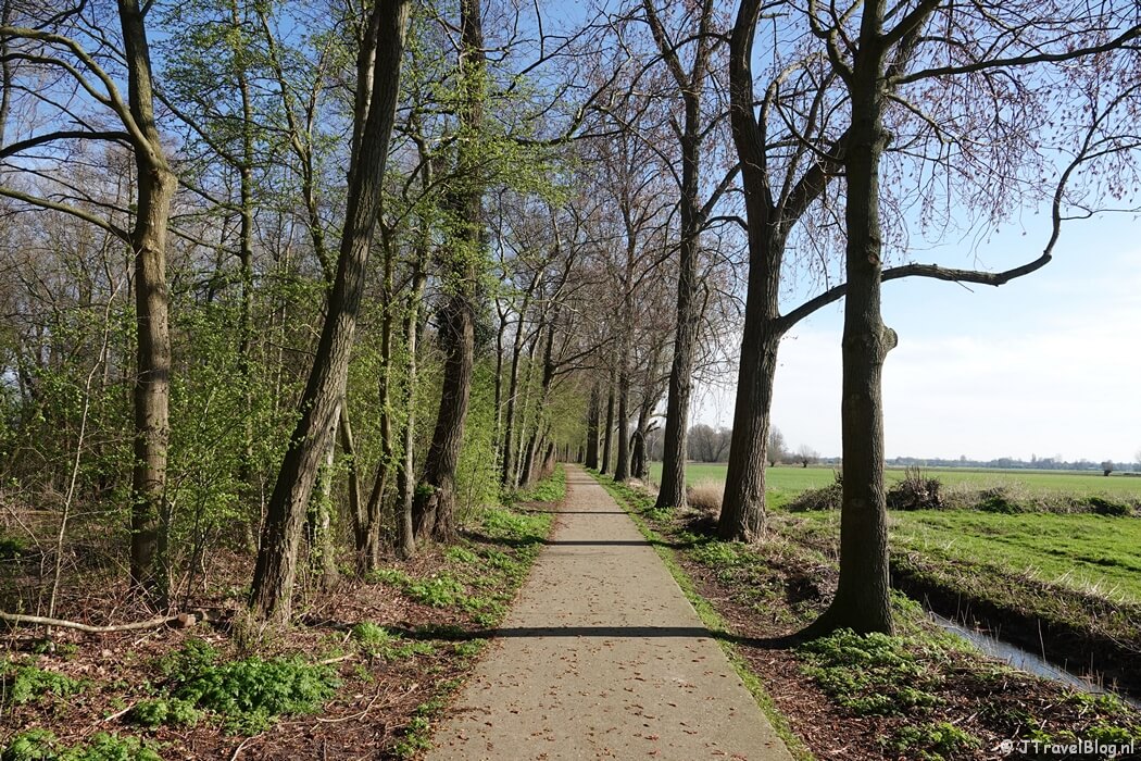 Een pad rond de Spiegelplas tijdens mijn wandeling van de 3e etappe van de oudste wandelroute van Nederland van Nederhorst den Berg naar Hilversum