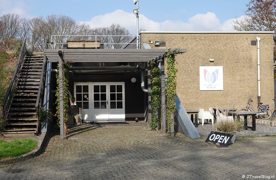 Gebouw van het Flower Art Museum in Aalsmeer