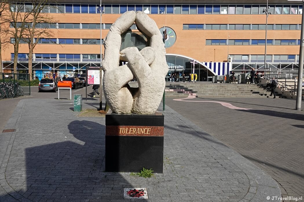 Monument van Verdraagzaamheid voor het Station in Hilversum tijdens mijn wandeling van de 3e etappe van de oudste wandelroute van Nederland van Nederhorst den Berg naar Hilversum