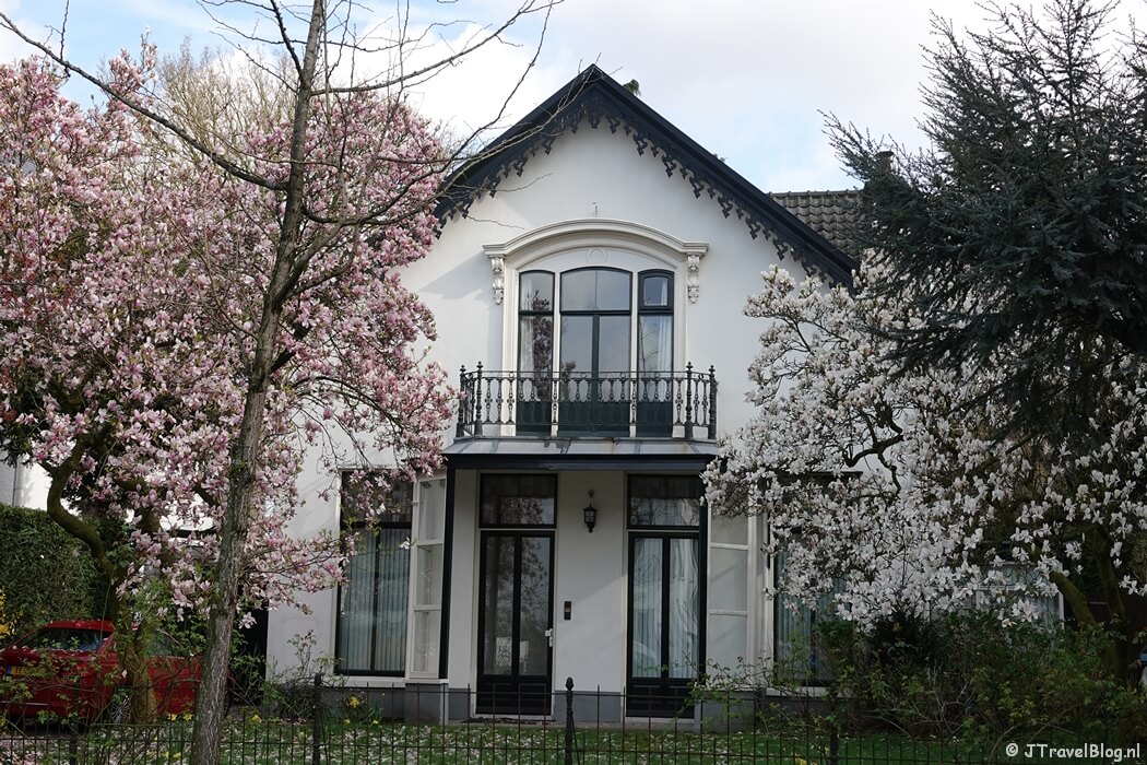 Een huis in Hilversum tijdens mijn wandeling van de 4e etappe van de oudste wandelroute van Nederland van Hilversum naar Den Dolder
