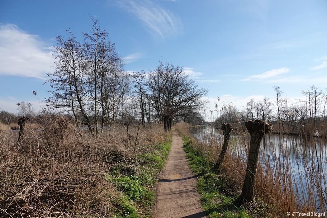 Wandelpad in de Ankeveense Plassen tijdens mijn wandeling van de 3e etappe van de oudste wandelroute van Nederland van Nederhorst den Berg naar Hilversum