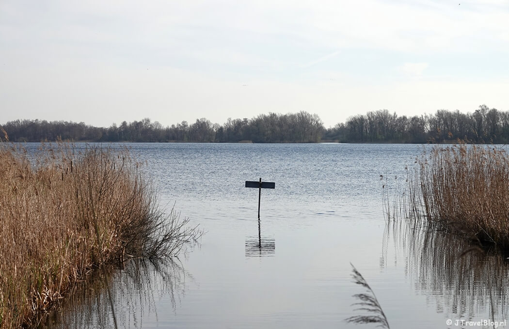 De Spiegelplas tijdens mijn wandeling van de 3e etappe van de oudste wandelroute van Nederland van Nederhorst den Berg naar Hilversum
