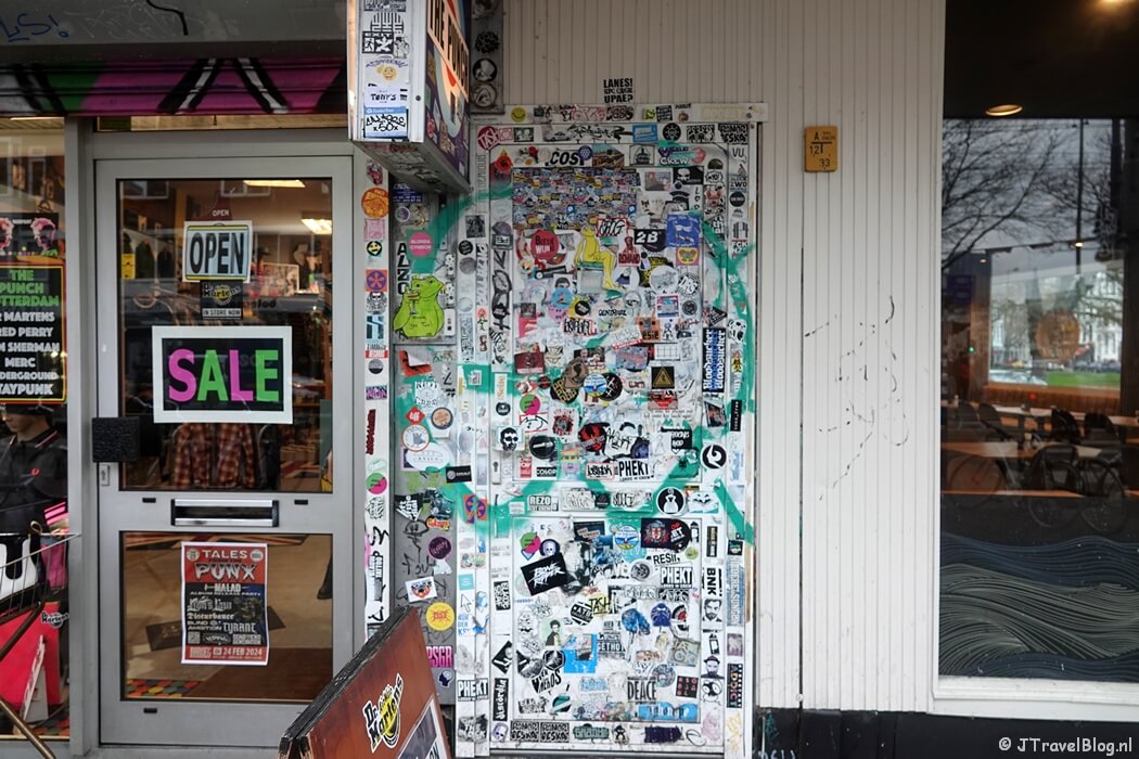 Stickerdeur tijdens mijn street art wandeling in het Oude Westen in Rotterdam