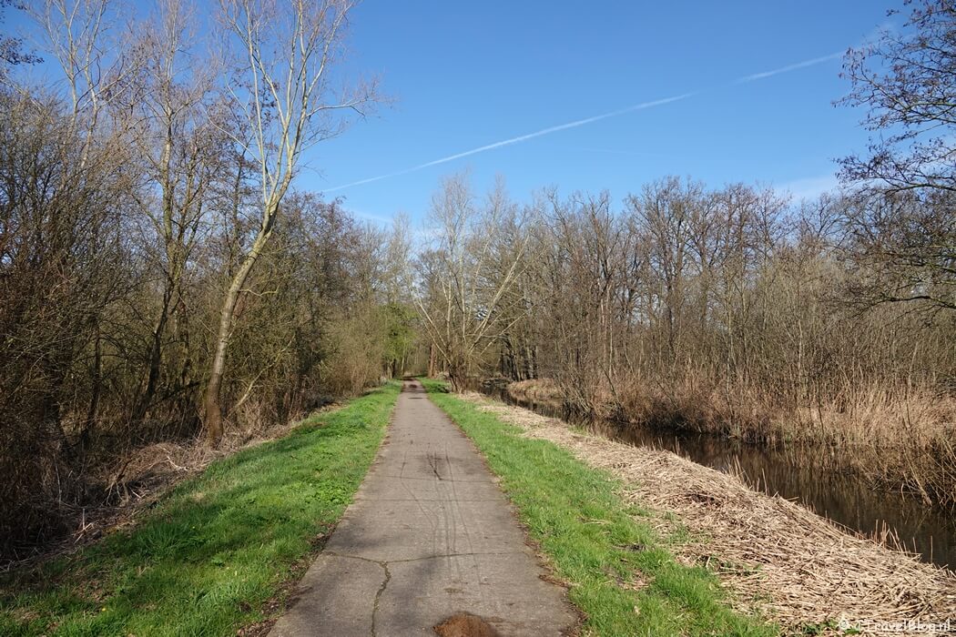 Een pad rond de Spiegelplas tijdens mijn wandeling van de 3e etappe van de oudste wandelroute van Nederland van Nederhorst den Berg naar Hilversum