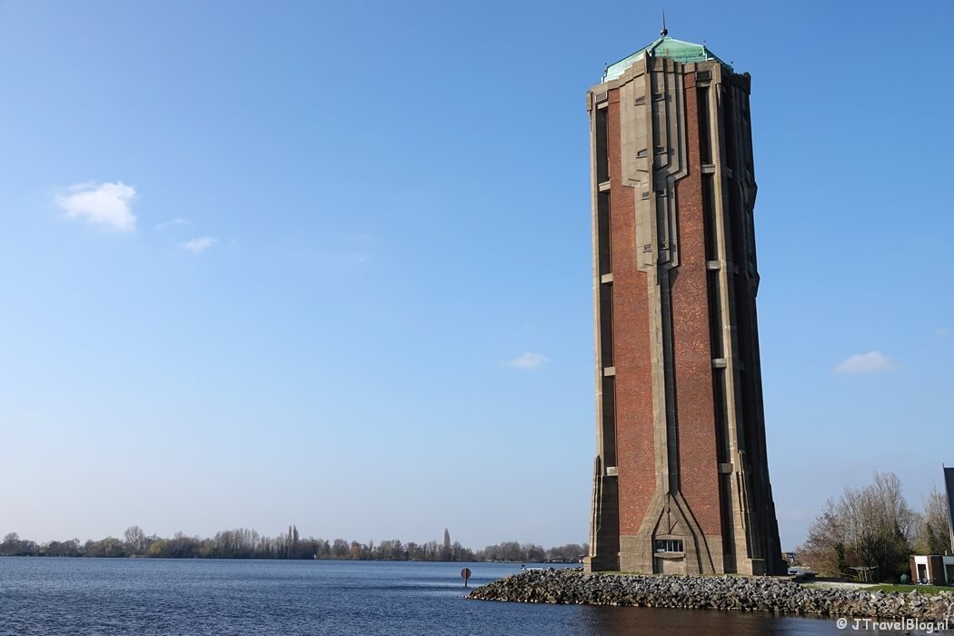 De Watertoren tegenover het Flower Art Museum in Aalsmeer