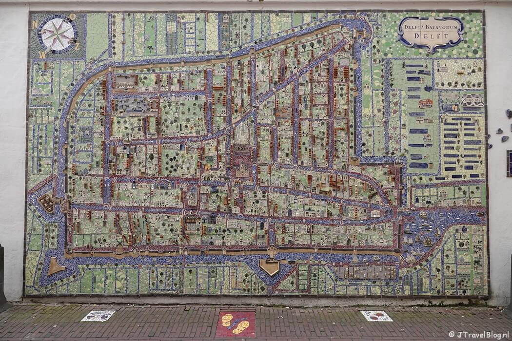 Keramieken kaart tijdens mijn wandeling in Delft : in de voetsporen van Johannes Vermeer