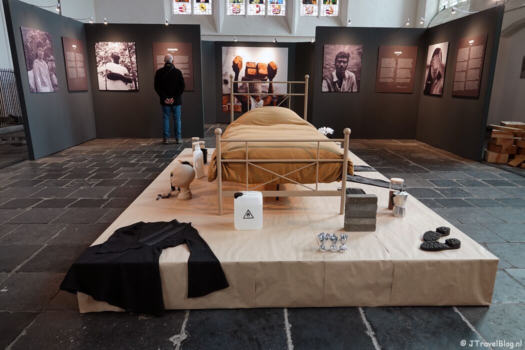 Tentoonstelling in de Oude Kerk tijdens mijn wandeling in Delft : in de voetsporen van Johannes Vermeer