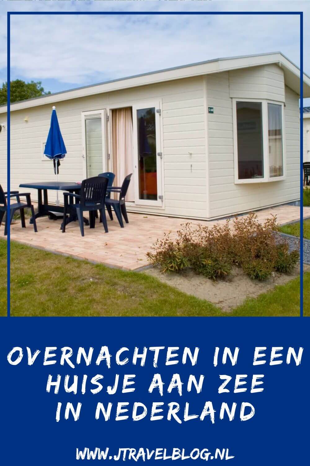 Overnachten in een huisje aan zee in Nederland is het hele jaar door heerlijk. Zo vanuit je bed het strand op en 's avonds vanuit je stoel op een veranda, terras of op het strand kijken naar de zonsondergang. Ik heb een aantal voor je op een rijtje gezet waar jij kunt overnachten! #overnachtenaanzee #accommodatie #jtravelblog #jtravel