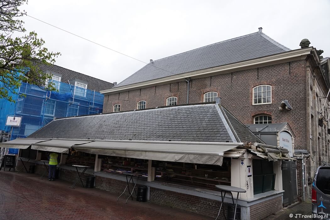 Visbanken tijdens mijn wandeling in Delft : in de voetsporen van Johannes Vermeer