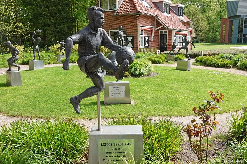 Beeldentuin van de KNVB in Zeist tijdens mijn wandeling van de 6e etappe van de oudste wandelroute van Nederland van Zeist naar Maarn