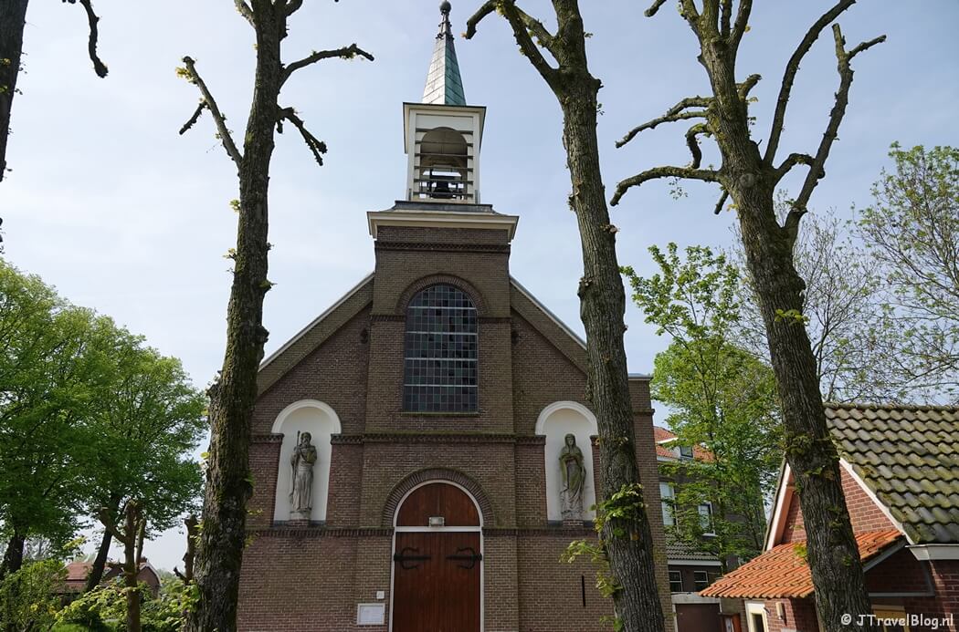 De RK-kerk in Haarlemmerliede tijdens mijn bijzondere bergwandeling in de Haarlemmermeer