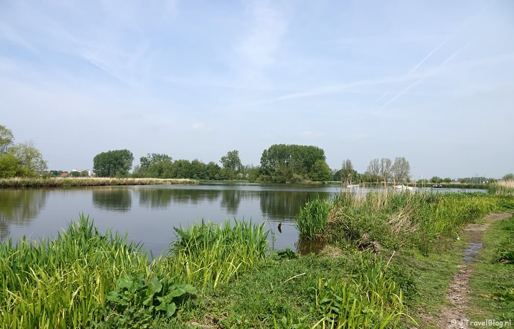 Wandelpad in Haarlemmerliede tijdens mijn bijzondere bergwandeling in de Haarlemmermeer