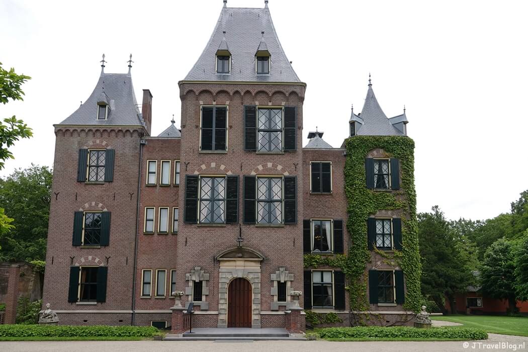 De zijkant van Kasteel Keukenhof in Lisse